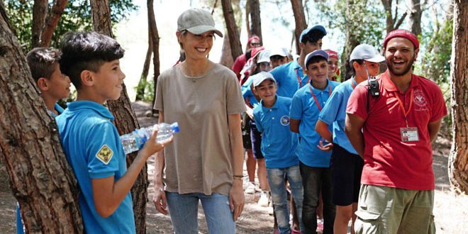 دام برس : دام برس | السيدة أسماء الأسد تزور معسكر (المستكشفون اليافعون) وتشارك أبناء الشهداء نشاطاتهم