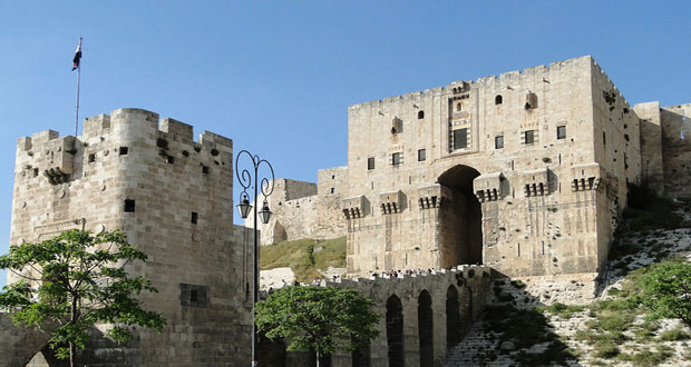 دام برس : دام برس | انهيار جزء من سور قلعة حلب جراء تفجير إرهابيين نفقا في المدينة القديمة